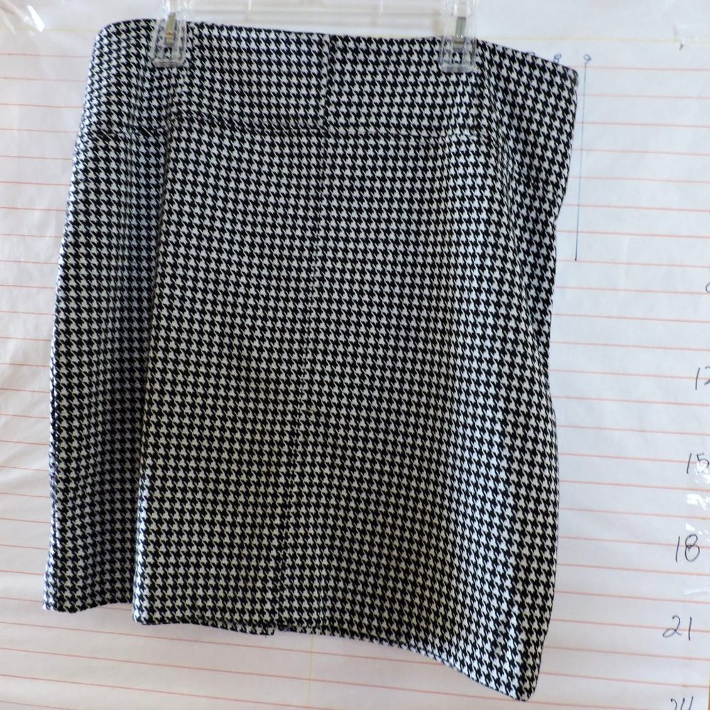 NEW YORK & COMPANY Stretch Skirt sz 18 blk & white